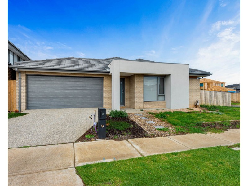 45 Ruthven Way, Mambourin VIC 3024