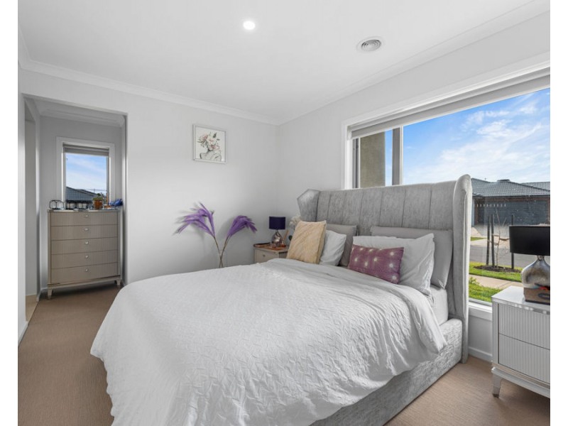 45 Ruthven Way, Mambourin VIC 3024