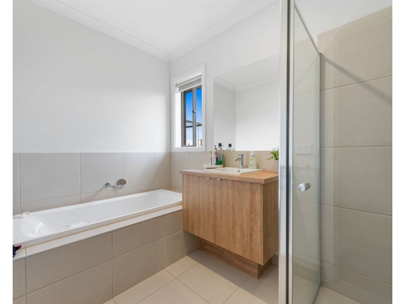 45 Ruthven Way, Mambourin VIC 3024