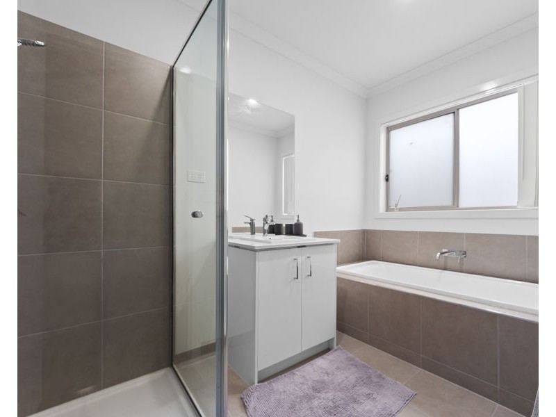 27 Liston Ave, Tarneit VIC 3029