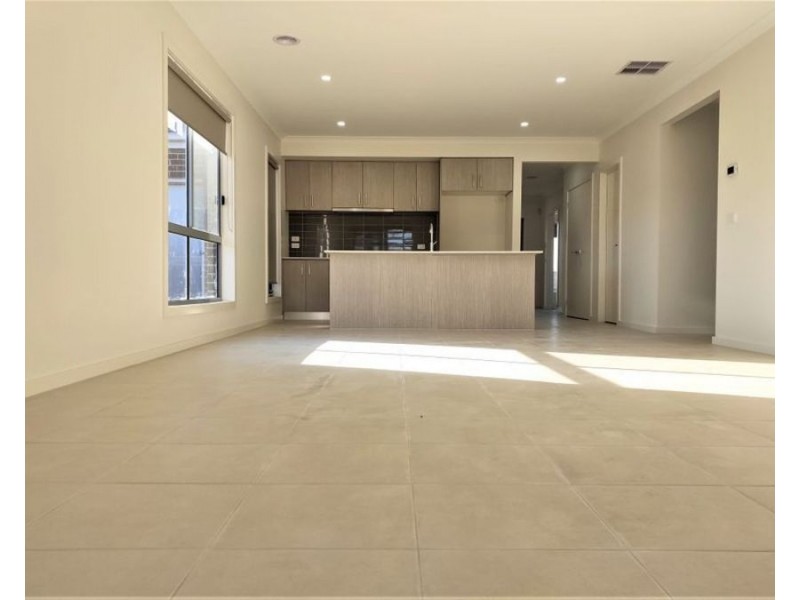 32 Hutchence Drive, Point Cook VIC 3030