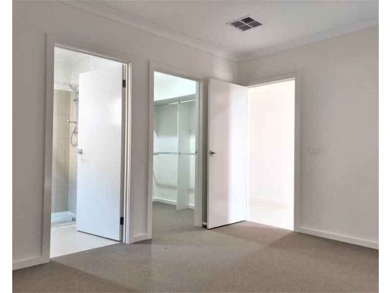 32 Hutchence Drive, Point Cook VIC 3030