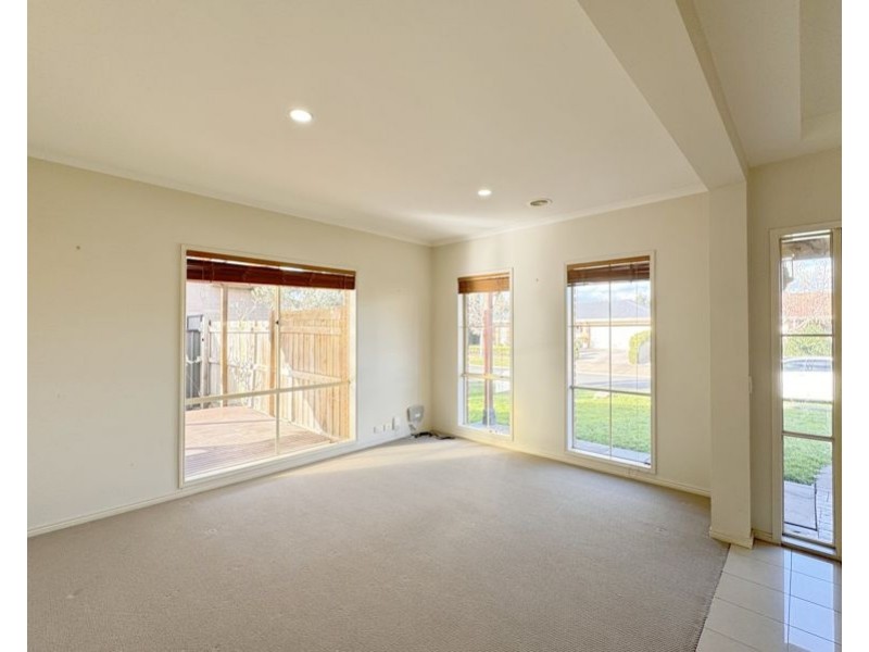 16 Banjo Paterson Circle, Point Cook VIC 3030
