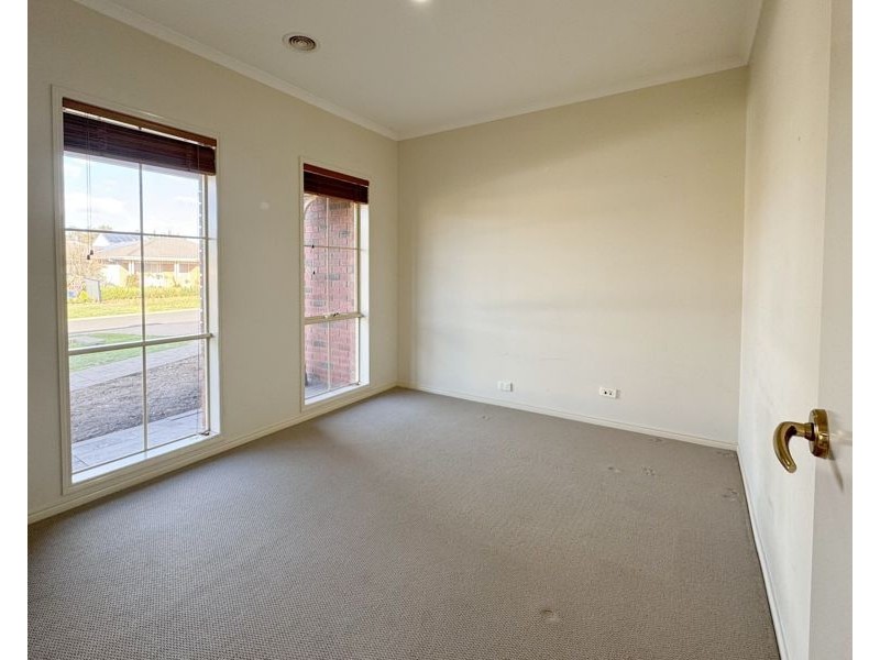16 Banjo Paterson Circle, Point Cook VIC 3030