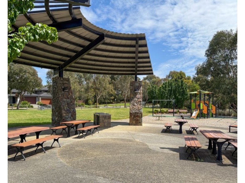 13 Spriggs Drive, Croydon VIC 3136