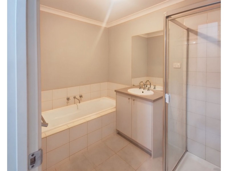 27 Spriggs Drive, Croydon VIC 3136