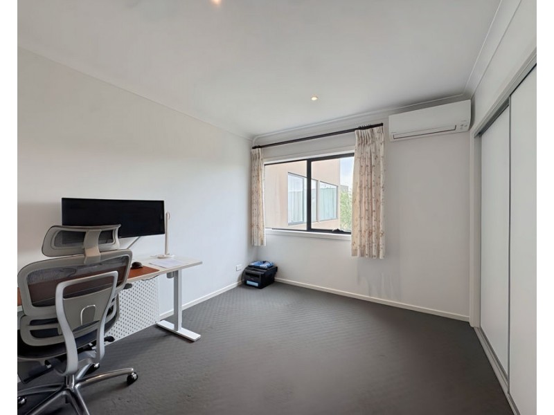 15 Queen Circuit, Sunshine VIC 3020