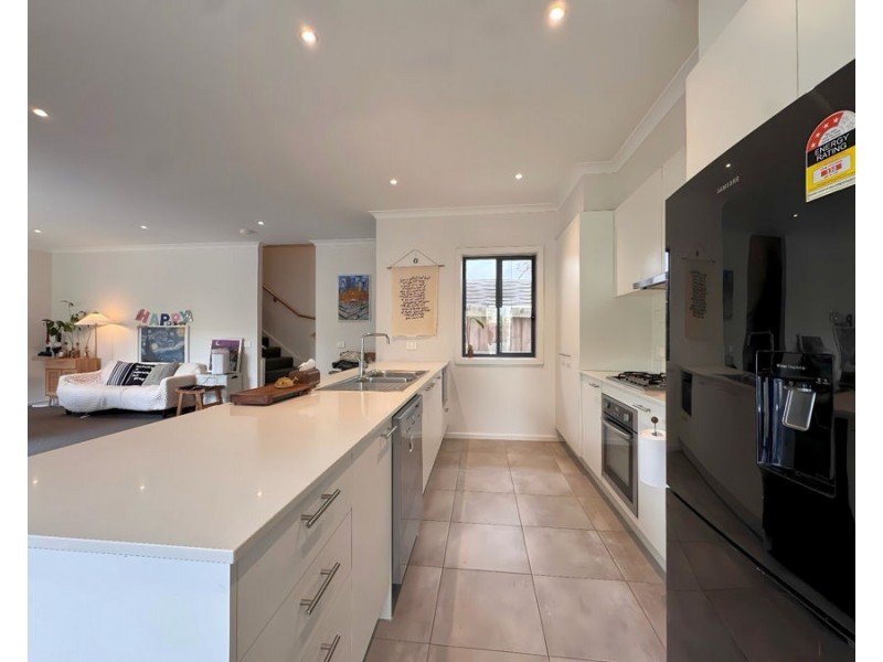 15 Queen Circuit, Sunshine VIC 3020