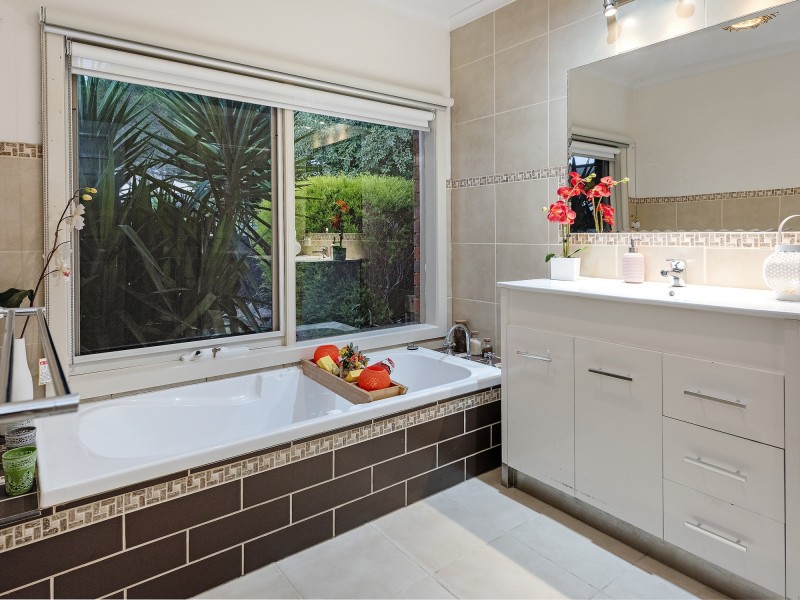 45 Balmoral Circuit, Eltham VIC 3095