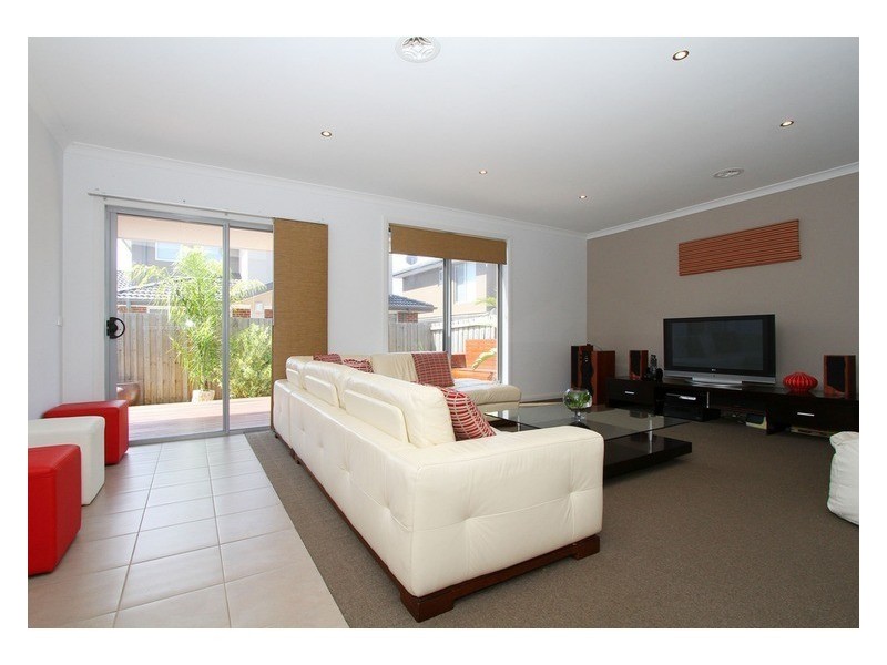 2/5 Normanby Street, Sydenham VIC 3037