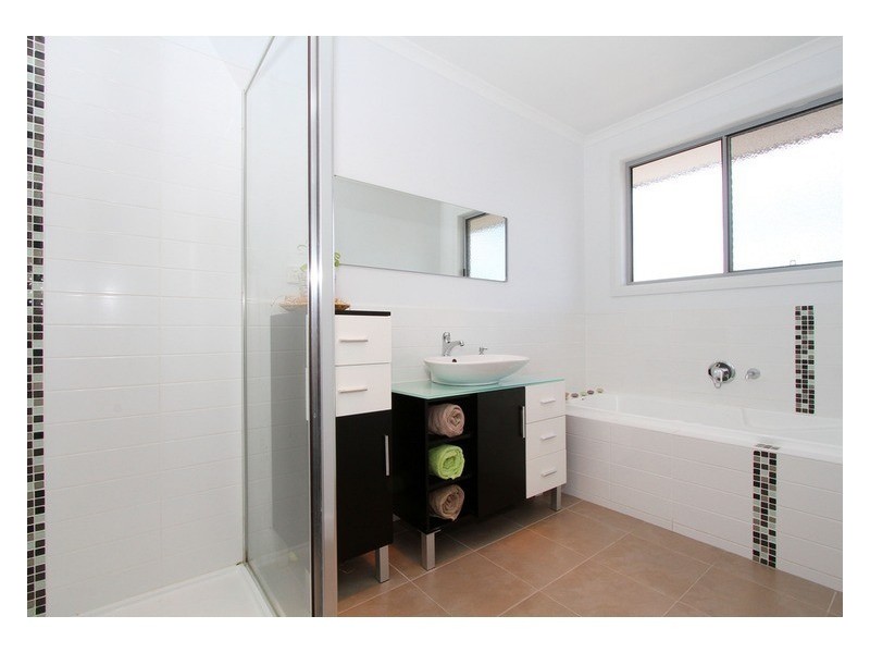 2/5 Normanby Street, Sydenham VIC 3037