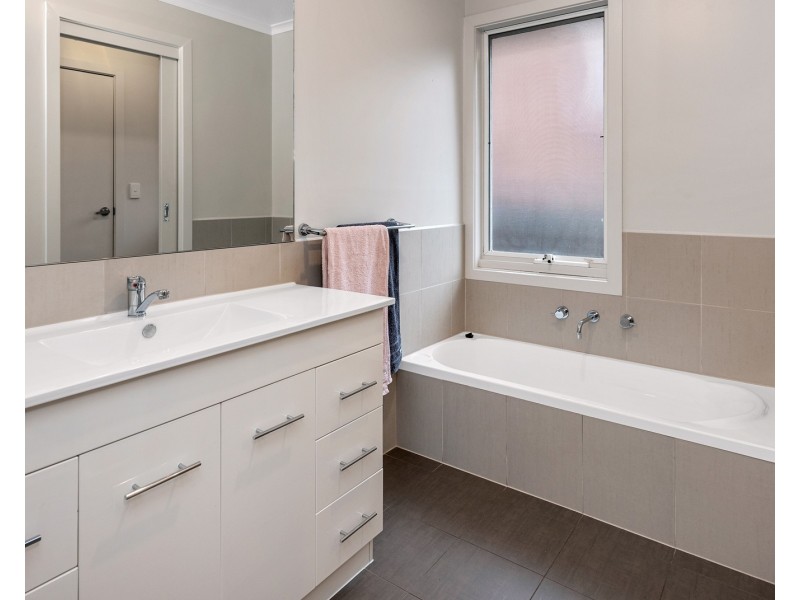 16 Opal Court, Eltham North VIC 3095