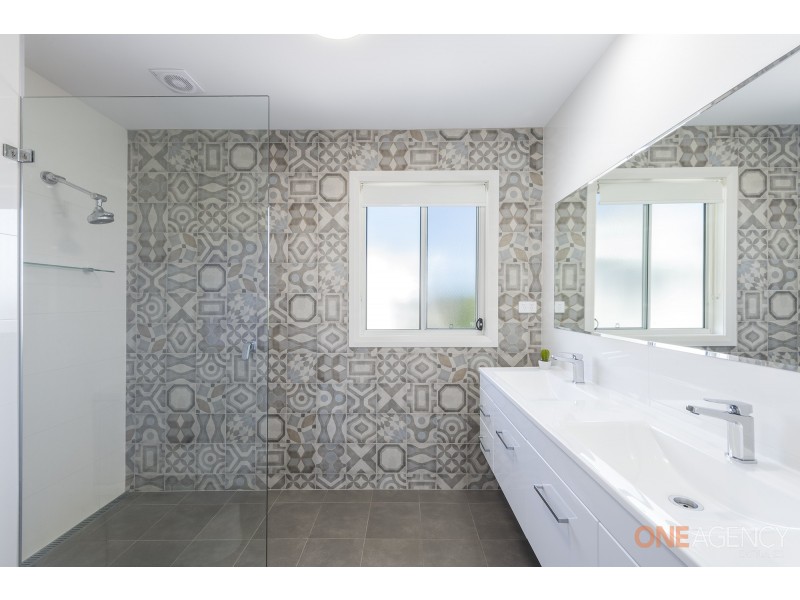 39 Seaside Circuit, Caves Beach NSW 2281