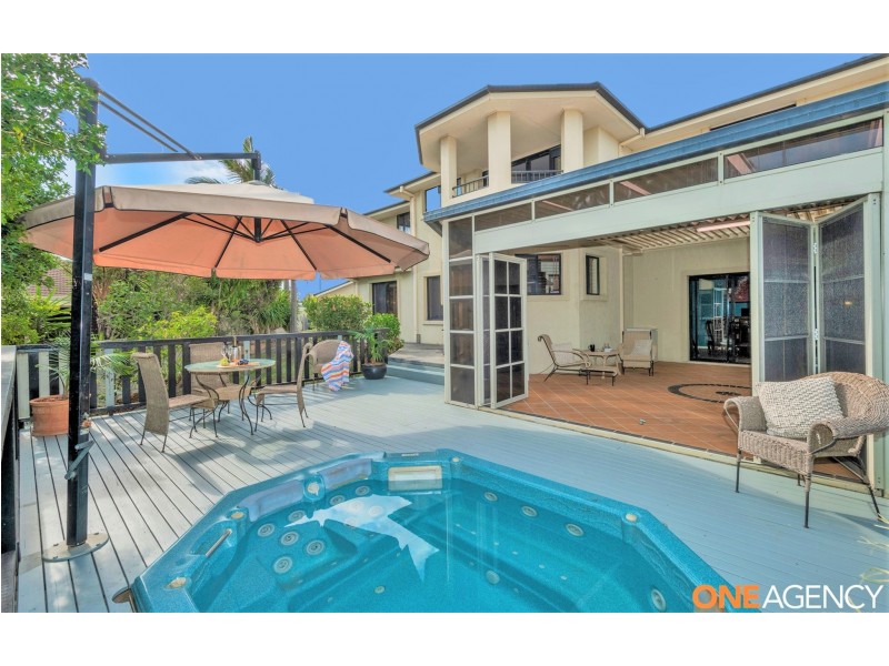 12 Seaspray Close, Caves Beach NSW 2281