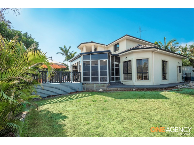 12 Seaspray Close, Caves Beach NSW 2281