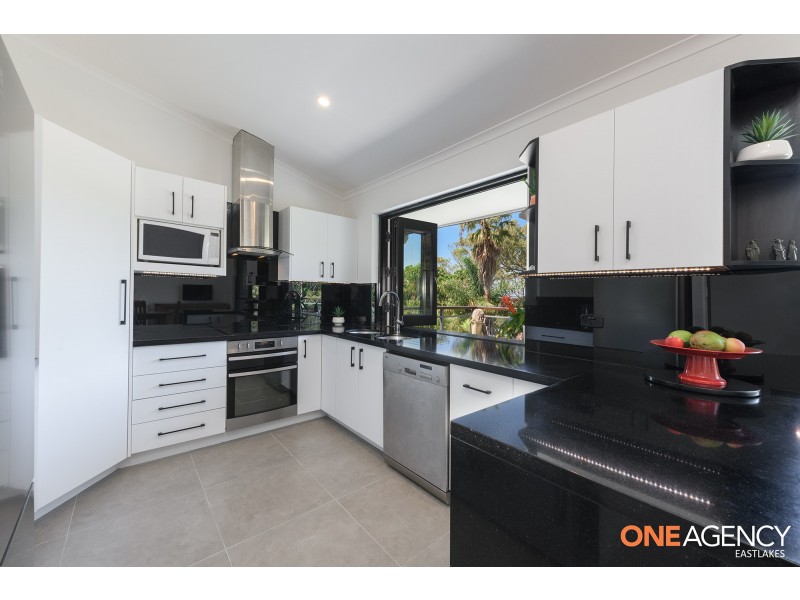 38 Ocean View Parade, Caves Beach NSW 2281