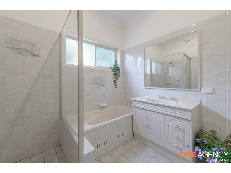 11 Scenic Drive, Caves Beach NSW 2281