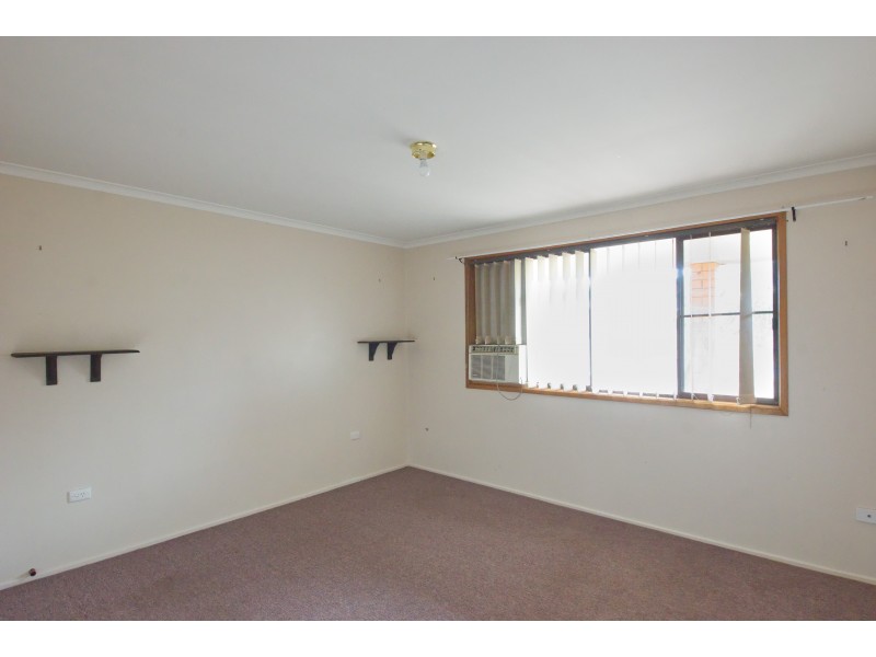 12 Robb Street, Oakey QLD 4401