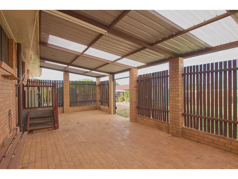 12 Robb Street, Oakey QLD 4401