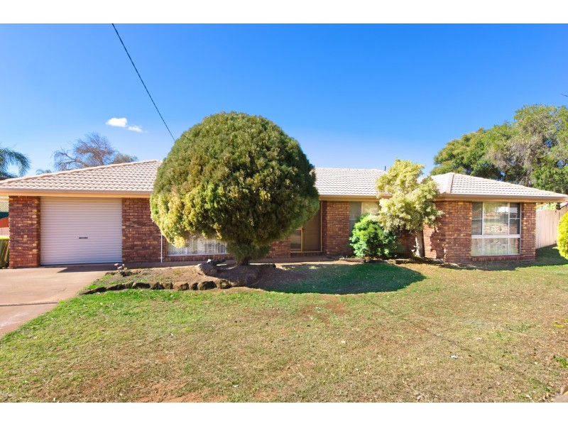 24 Robb Street, Oakey QLD 4401