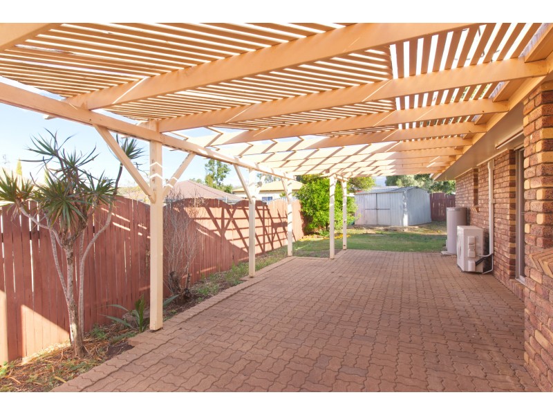 24 Robb Street, Oakey QLD 4401