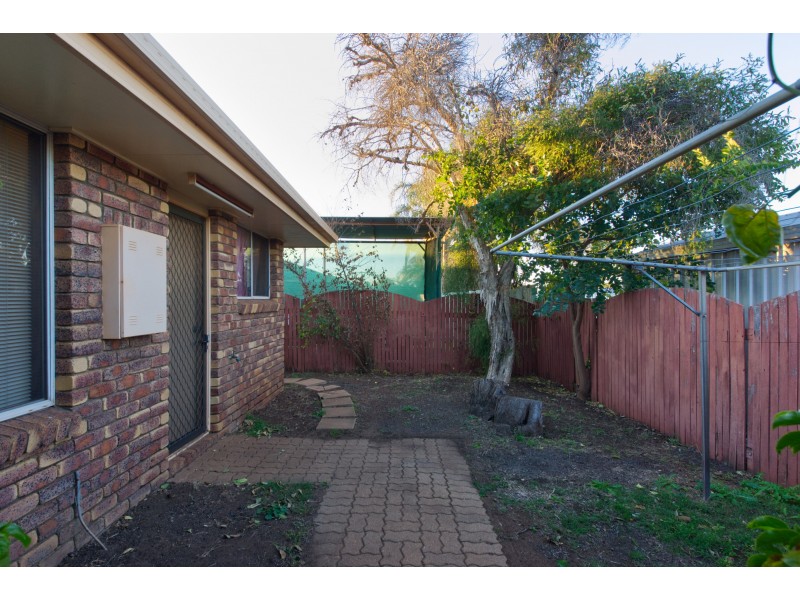 24 Robb Street, Oakey QLD 4401