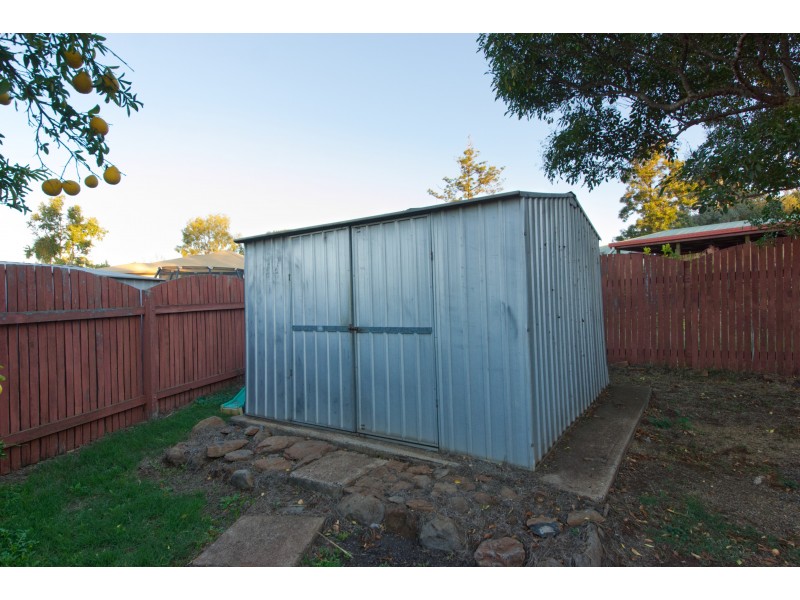 24 Robb Street, Oakey QLD 4401