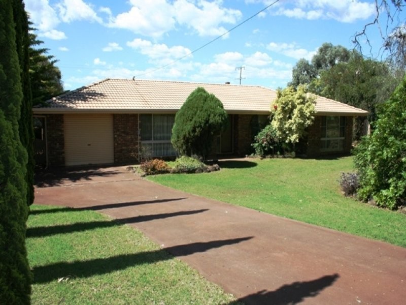 24 Robb Street, Oakey QLD 4401