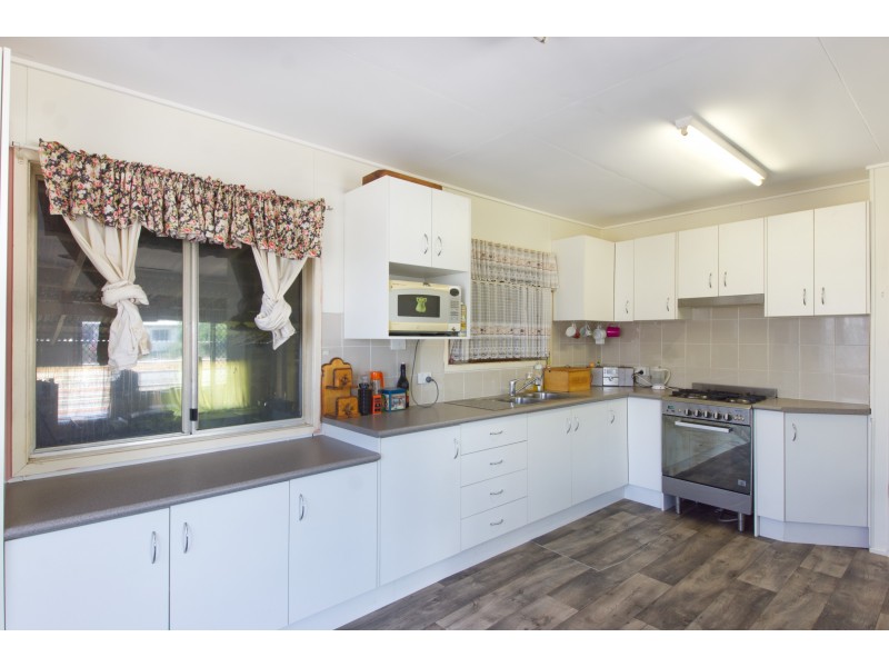 14 Earl Street, Jondaryan QLD 4403