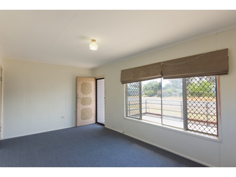 14 Earl Street, Jondaryan QLD 4403