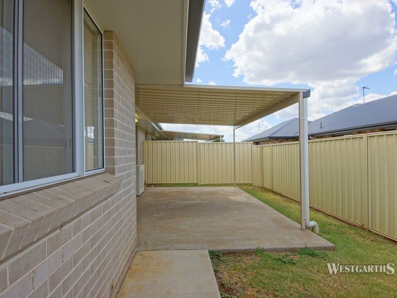 2/2 Debbie Court, Oakey QLD 4401