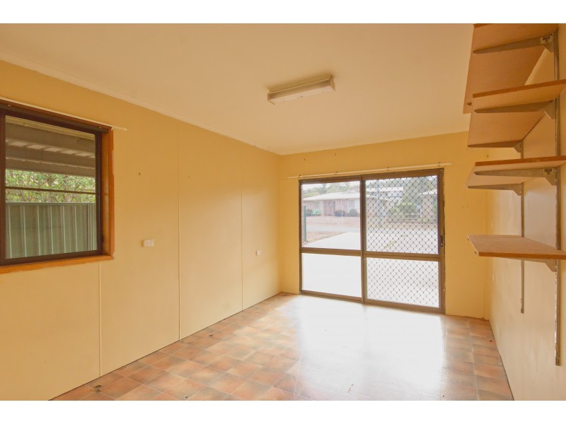 12 Robb Street, Oakey QLD 4401