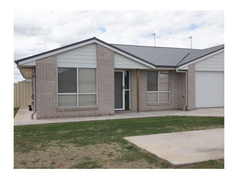 1/2 Debbie Court, Oakey QLD 4401