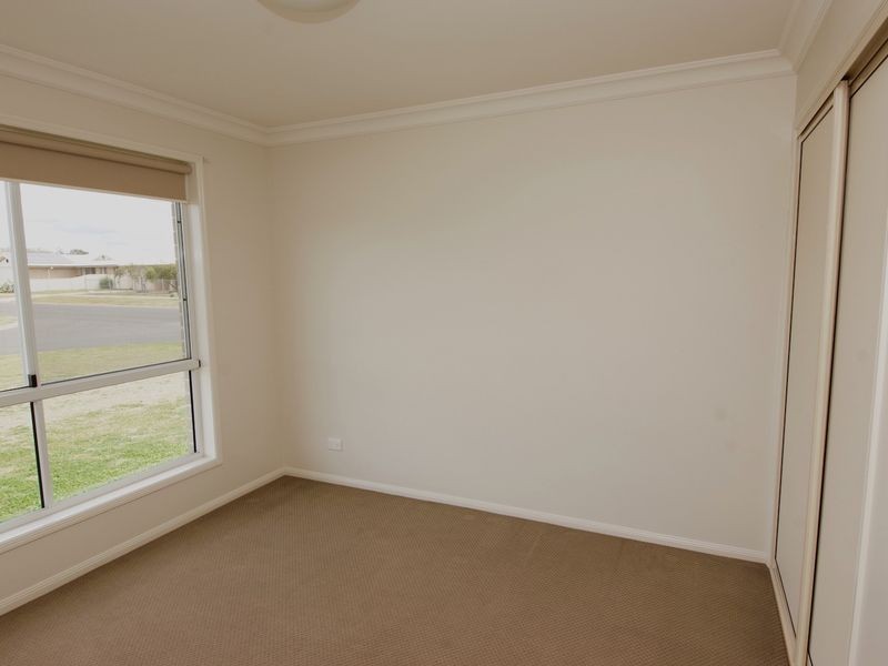 1/2 Debbie Court, Oakey QLD 4401