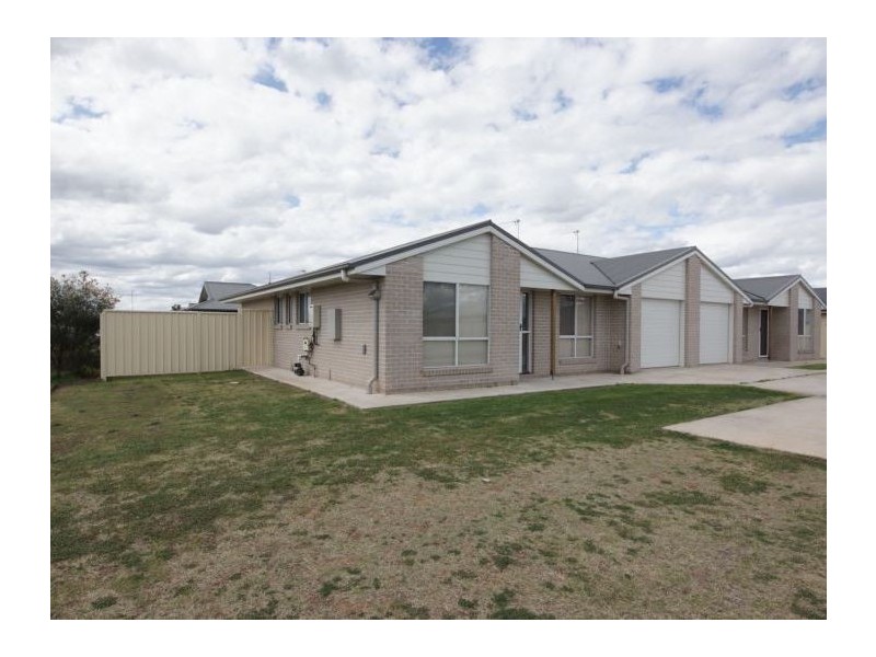 1/2 Debbie Court, Oakey QLD 4401