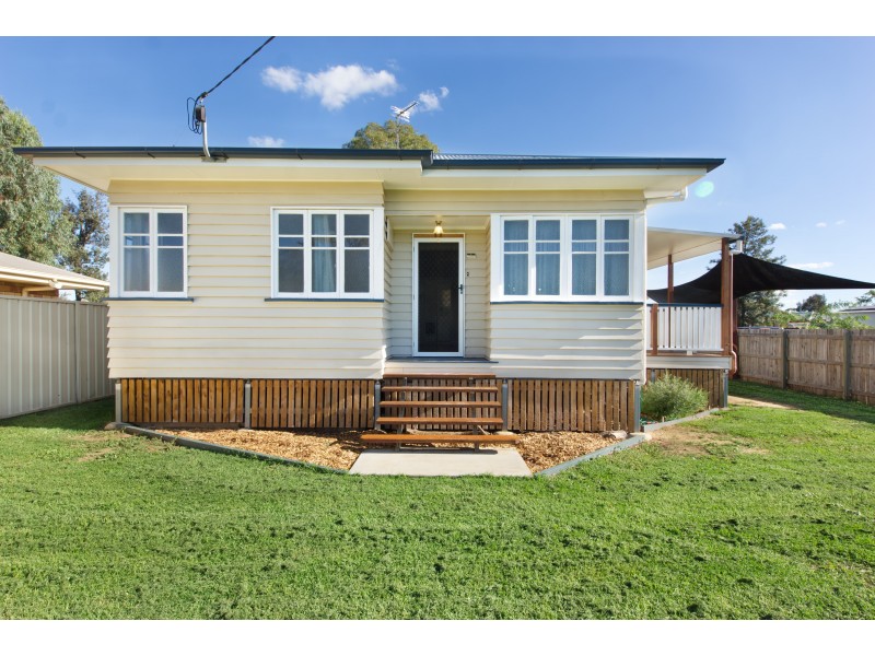 25 Donely Street, Oakey QLD 4401
