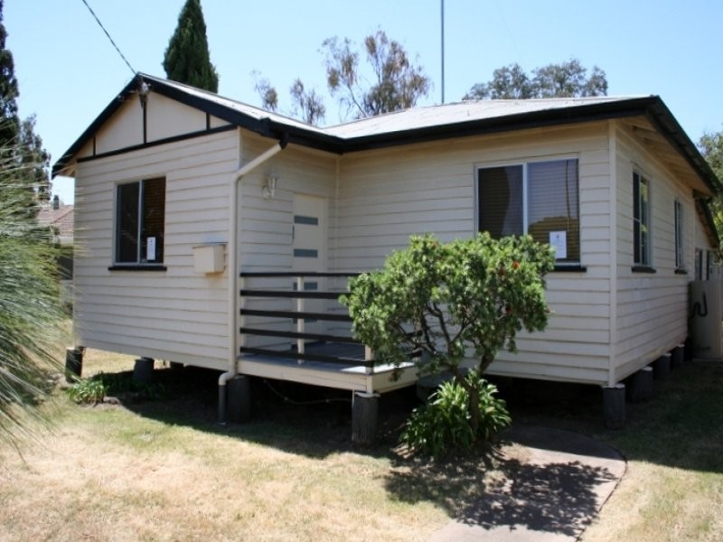 16 Davidson Street, Oakey QLD 4401