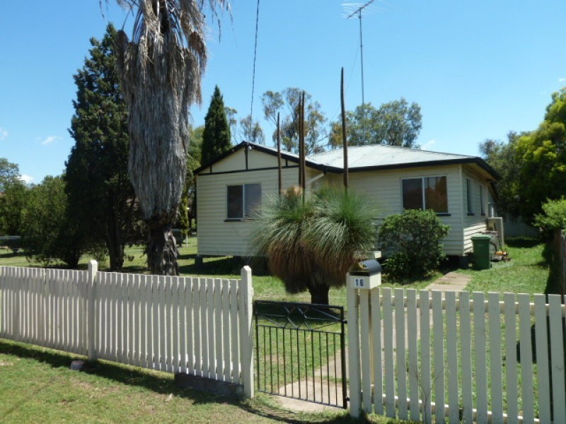 16 Davidson Street, Oakey QLD 4401