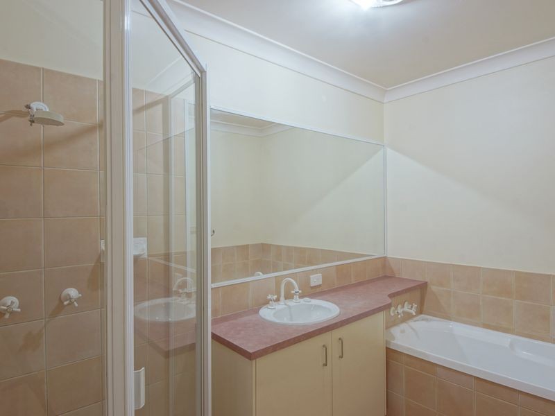 1/220 Campbell Street, Newtown QLD 4350