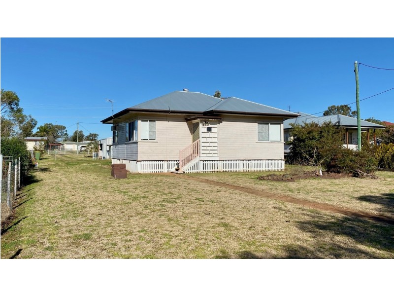 8 Campbell Street, Oakey QLD 4401