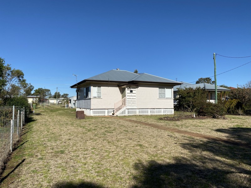 8 Campbell Street, Oakey QLD 4401