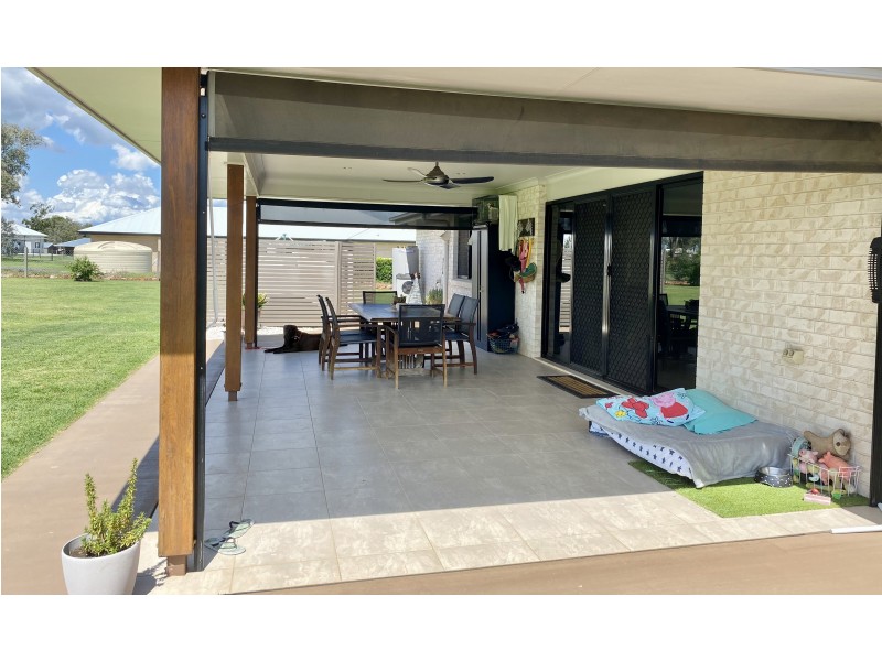 18 Langton Crescent, Oakey QLD 4401