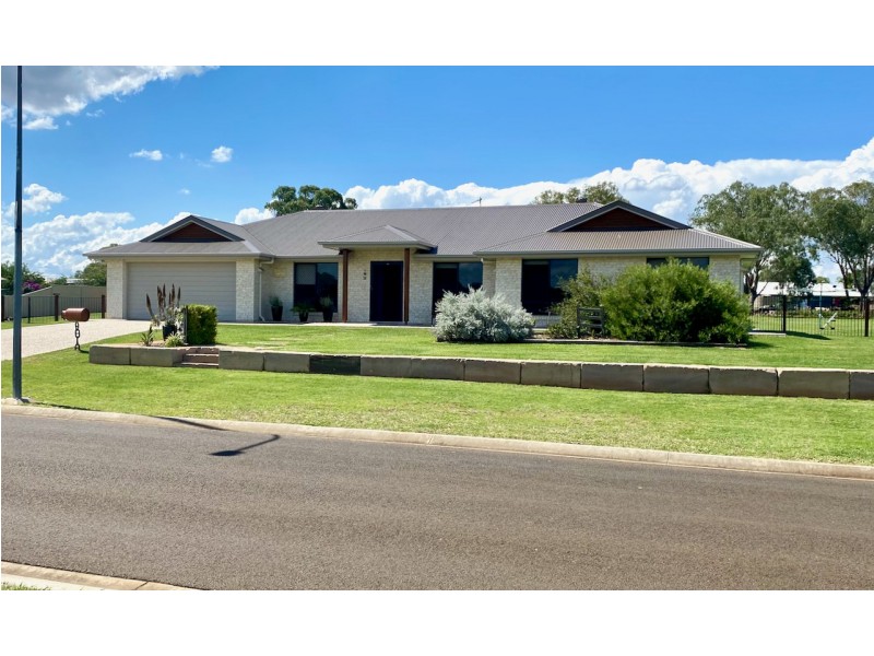 18 Langton Crescent, Oakey QLD 4401