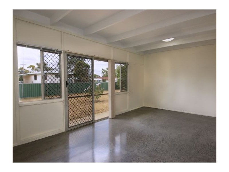 2/23 York Street, Oakey QLD 4401