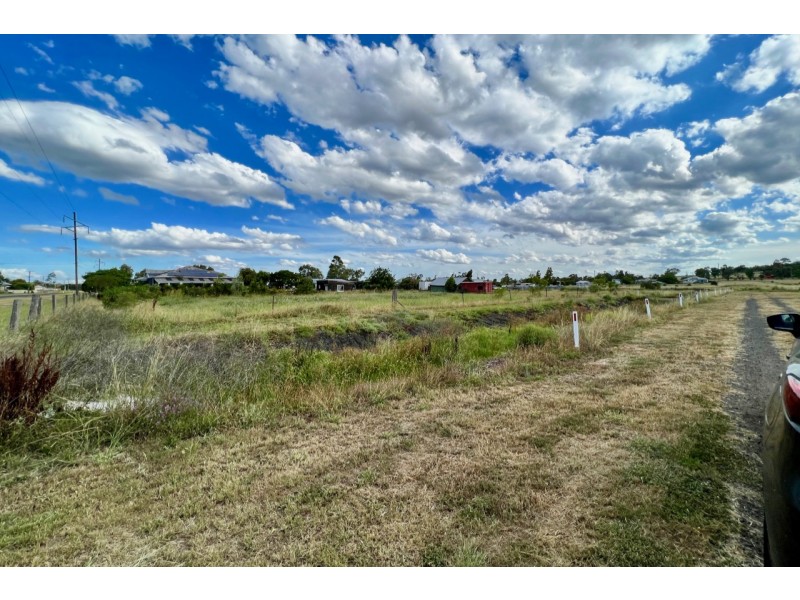 18 Earl Street, Jondaryan QLD 4403