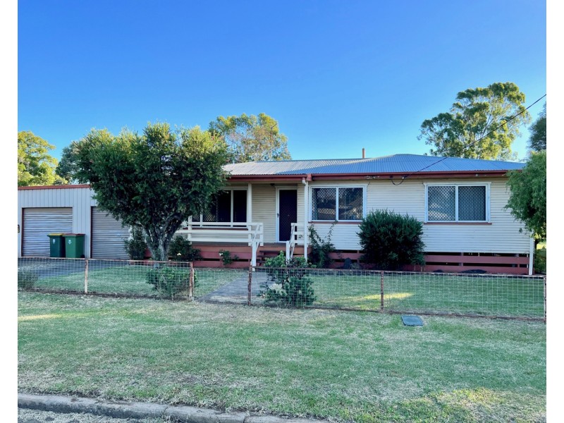 15 Queen Street, Oakey QLD 4401