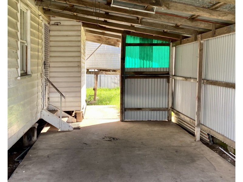 4 Middle Street, Oakey QLD 4401
