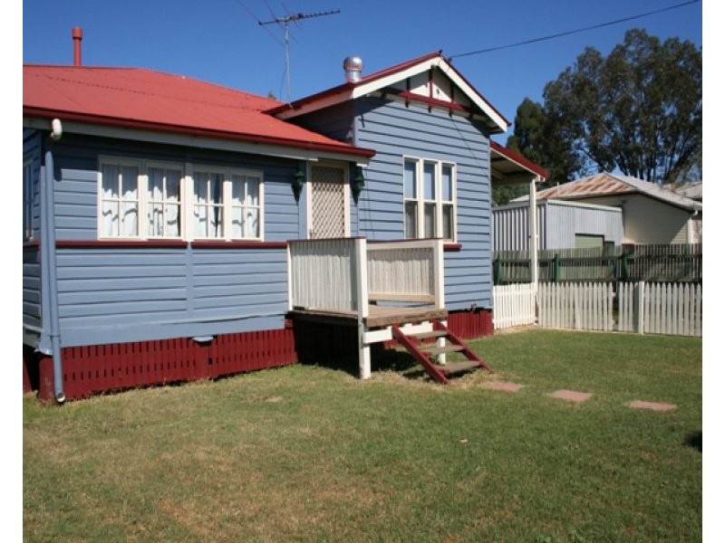 39 Donely Street, Oakey QLD 4401
