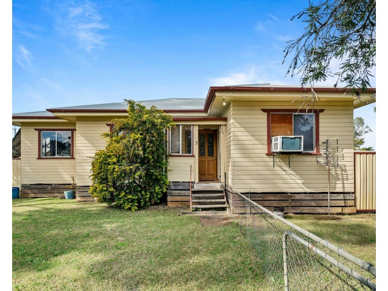 7 West Street, Oakey QLD 4401