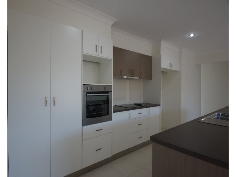 7 Desmond Lane, Oakey QLD 4401